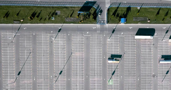 Luchtfoto Van Het Gedreun Van Een Vrachtwagen Een Lege Parkeerplaats — Stockfoto