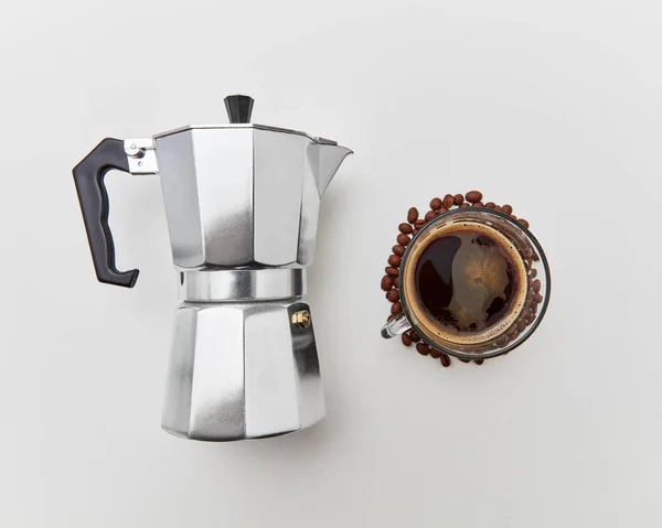 イタリアのコーヒー メーカー コピー スペースと白い背景の新鮮な香りのコーヒー飲料のカップ フラットを置く — ストック写真