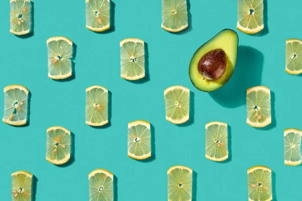 Eine Halbe Avocado Und Saftige Zitronenscheiben Auf Blauem Hintergrund Kreatives — Stockfoto