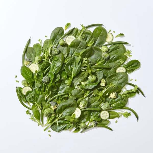 Set Van Biologische Groene Spinazie Muntblaadjes Broccoli Asperges Spruiten Plakjes — Stockfoto