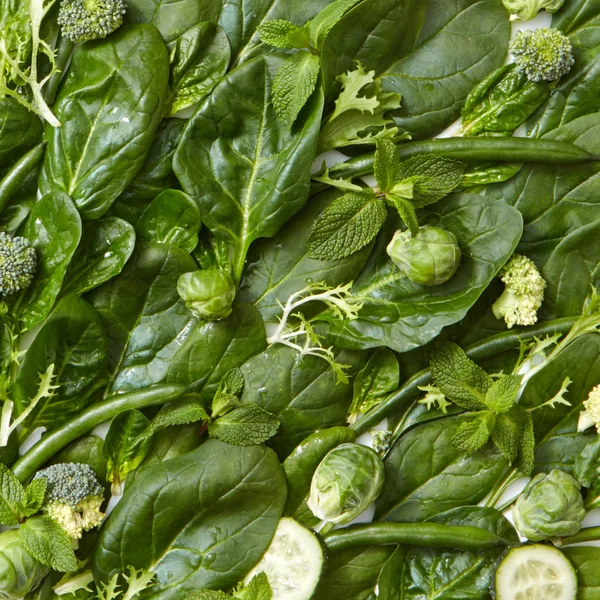 Composición Verduras Frescas Espinacas Verdes Rodajas Pepino Hojas Menta Espárragos — Foto de Stock