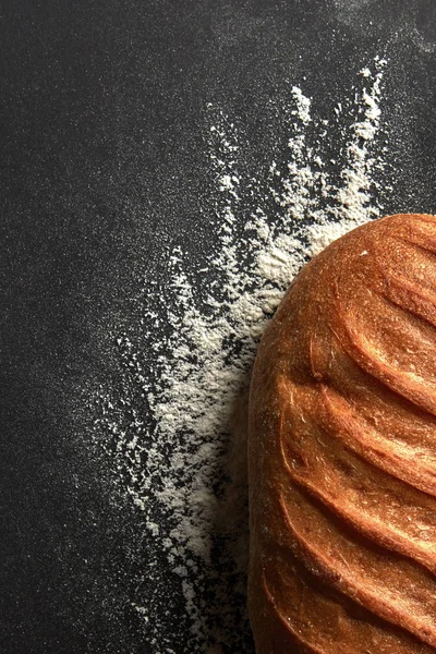 Świeżo Pieczone Zdrowy Chleb Biały Wzorem Mąki Czarnym Tle Miejsca — Zdjęcie stockowe
