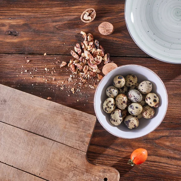 Gepelde Walnoten Gekookte Kwarteleitjes Een Kom Een Houten Tafel Met — Stockfoto