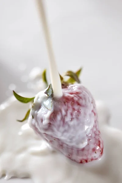 Fresas Orgánicas Con Salpicaduras Leche Bebida Saludable Leche Con Vitaminas — Foto de Stock