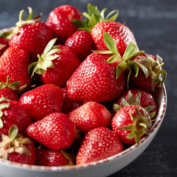 Nahaufnahme Reife Erdbeeren Mit Grünen Blättern Auf Einem Keramikteller Vor — Stockfoto