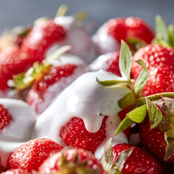 유기농 크림으로 딸기에서 비타민 디저트의 건강에 — 스톡 사진