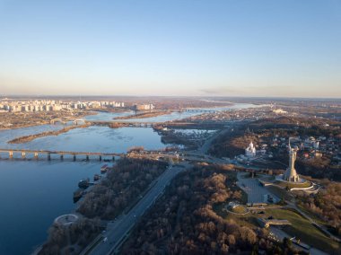 Uçağı hava görünümünden Dinyeper Nehri modern mimarisi ile vatan anıt, Patona Köprüsü, Darnytskyy sis, Güney Köprüsü Kiev, Ukrayna.