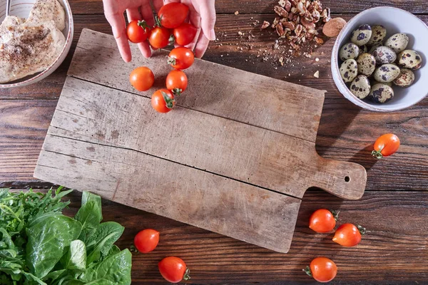 Una Serie Ingredienti Uova Quaglia Erbe Fresche Noci Carne Bollita — Foto Stock