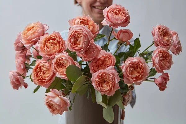 Ragazza Sorridente Felice Con Mazzo Rose Rosa Uno Sfondo Grigio — Foto Stock
