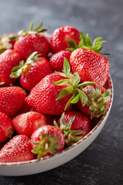 콘크리트에 세라믹 접시에 딸기와 줄기를 비타민 유기농 — 스톡 사진