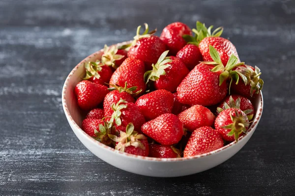 Freshly Picked Sweet Red Strawberries Green Leaves Plate Black Concrete — Stock Photo, Image