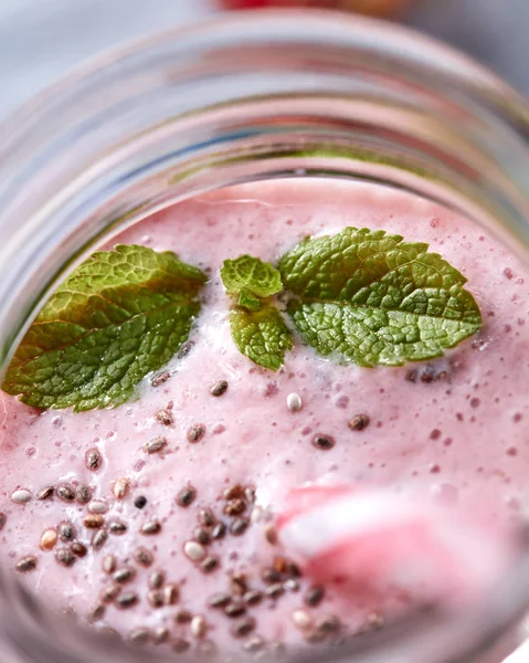 Étvágygerjesztő Tejes Bogyós Smoothie Menta Levelek Szerves Chia Mag Egy — Stock Fotó