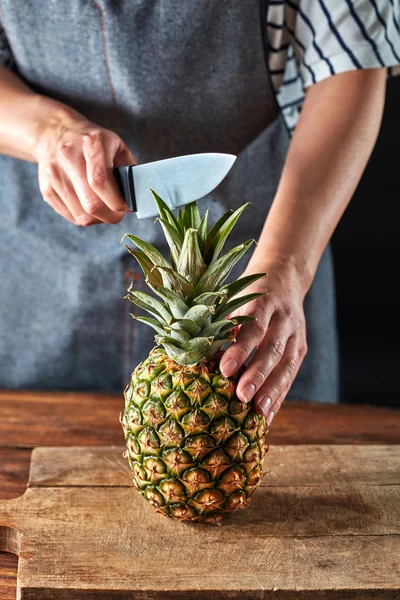 Mano Niña Con Cuchillo Corta Una Piña Frutas Tropicales Una — Foto de Stock