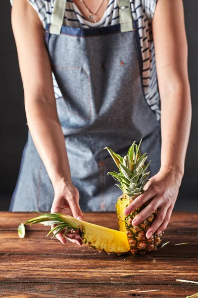 Piña Cortada Rodajas Sostenida Por Las Manos Una Niña Sobre — Foto de Stock