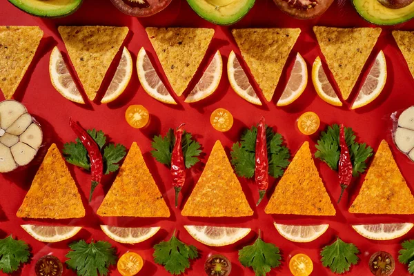 Padrão Comida Geométrico Criativo Chips Milho Nachos Mexicanos Legumes Frescos — Fotografia de Stock