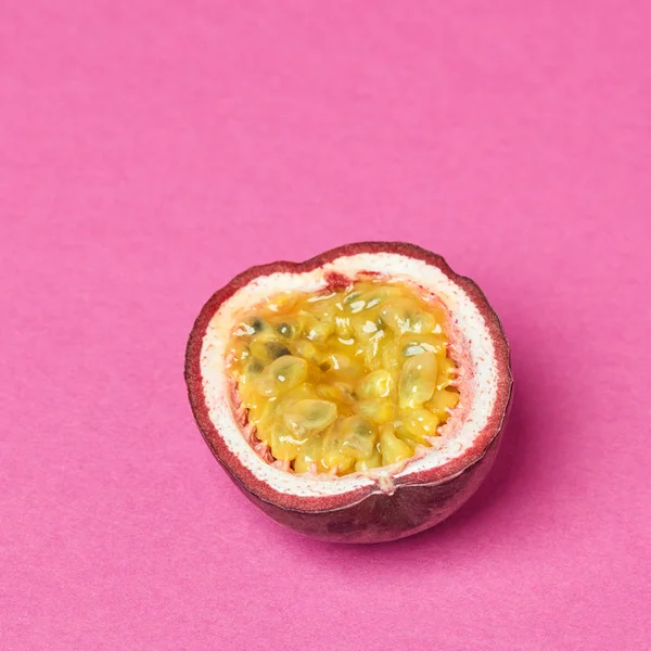 Helft Van Passievrucht Exotische Rijp Fruit Een Roze Achtergrond Met — Stockfoto
