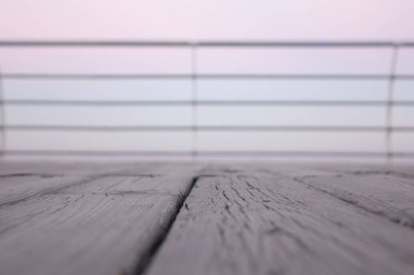 Boş hassas yumuşak pembe Mevsimlik arka plan ahşap güverte ile sığ derinlik-in tarla. Görüntülemek için kullanılan olabilir veya ürün montaj.