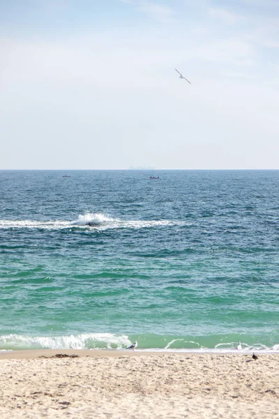 Hermoso Paisaje Marino Verano Con Olas Aves Pequeños Barcos Cielo —  Fotos de Stock