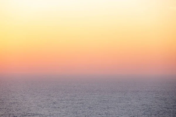 Удивительный Морской Пейзаж Мягким Восходом Солнца Розовой Дымкой Фоне Восходящего — стоковое фото