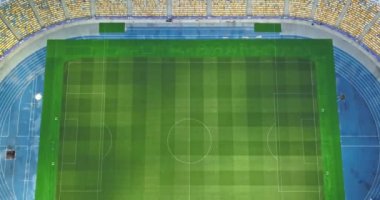 Kiev, Ukrayna - 19 Temmuz 2018. Ulusal spor kompleksi Olimpiysky, panoramik bir futbol sahasına, tribün ve koşu bandı Stadyumu maçtan önce bir yaz aylarında. Drone üzerinden havadan görünümü