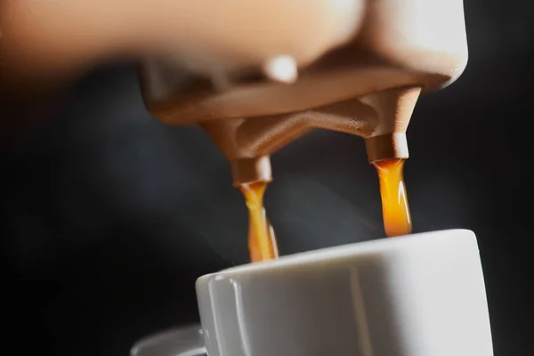 在咖啡机里煮香浓的早茶 宏照片 — 图库照片