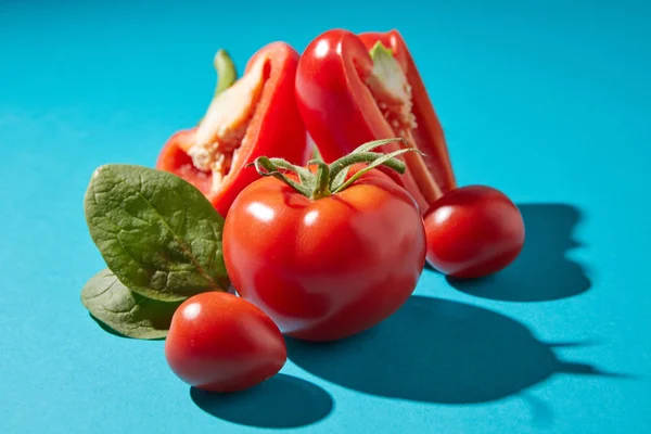 Fechar Tomates Maduros Com Hastes Verdes Metades Pimenta Folhas Espinafre — Fotografia de Stock