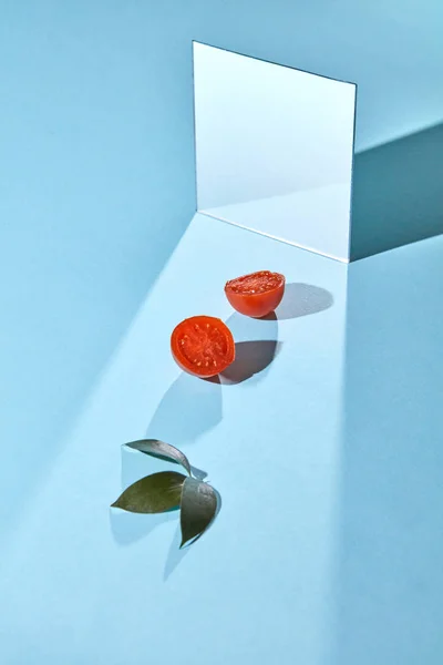 Composition Des Feuilles Vertes Des Moitiés Juteuses Tomate Miroir Sur — Photo