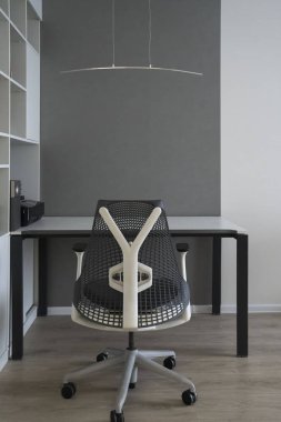 Modern bilgisayar tablo, ortopedik sandalye kitap bir çalışma alanı temizleyelim. İş yerinde doğal lambalarıdır ofisteki iyi organize edilmiş ergonomi