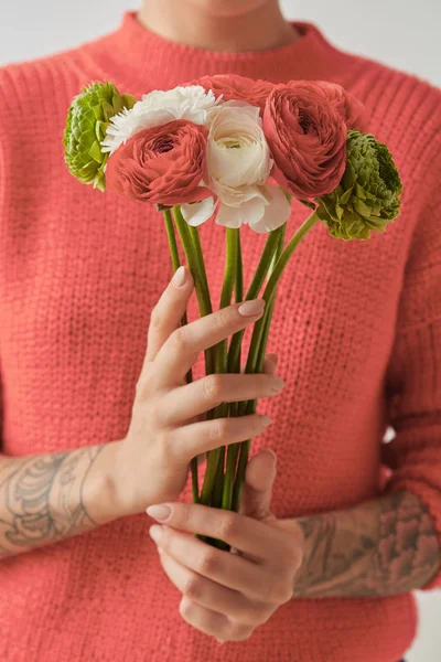 Una Ragazza Con Tatuaggio Sta Tenendo Mazzo Fiori Diversi Ranunculus — Foto Stock
