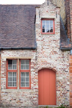 Yılın bir renk kapı boyalı 2019 yaşayan mercan Pantone eski Avrupa üzerinde tuğla ev, Bruges, Belçika.