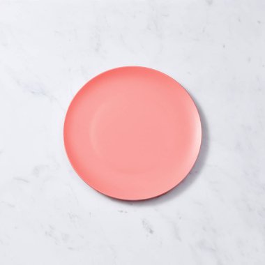 Dekoratif kil çanak ile kaplı, 2019 yaşayan mercan pantone gri bir arka plan üzerinde yılın bir renk sırlı. Geleneksel el işi seramik.