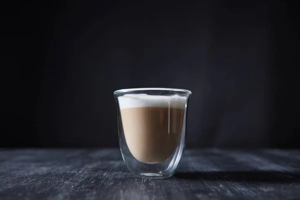 Frisch Gemachter Cappuccino Mit Schaum Einer Glasschale Auf Einem Holztisch — Stockfoto