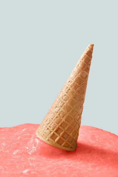 融化冰淇淋在一年的颜色2019年生活珊瑚潘通在灰色的背景 掉落香脆的华夫饼蛋筒的冰淇淋 文本的位置 — 图库照片