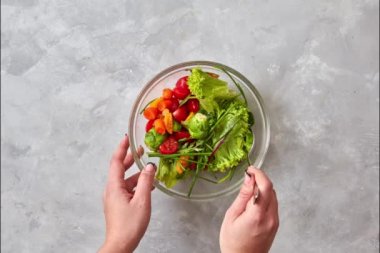 erkek yapmak sağlıklı salata sebze gri masada eller