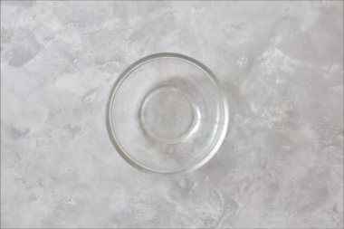 sağlıklı salata sebze gri masada