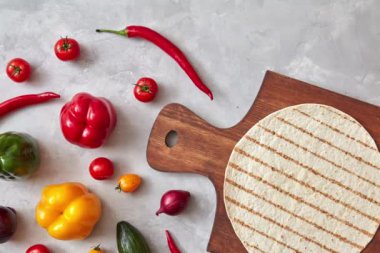 sağlıklı salata sebze gri masada