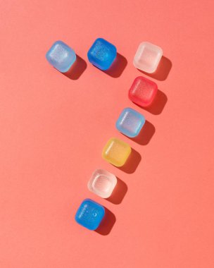 Rakam yedi desen renkli plastik buz yılın bir renkte bir arka plan üzerinde gölgeler ile 2019 yaşayan mercan Pantone, kopya alanı küpler. Düz yatıyordu