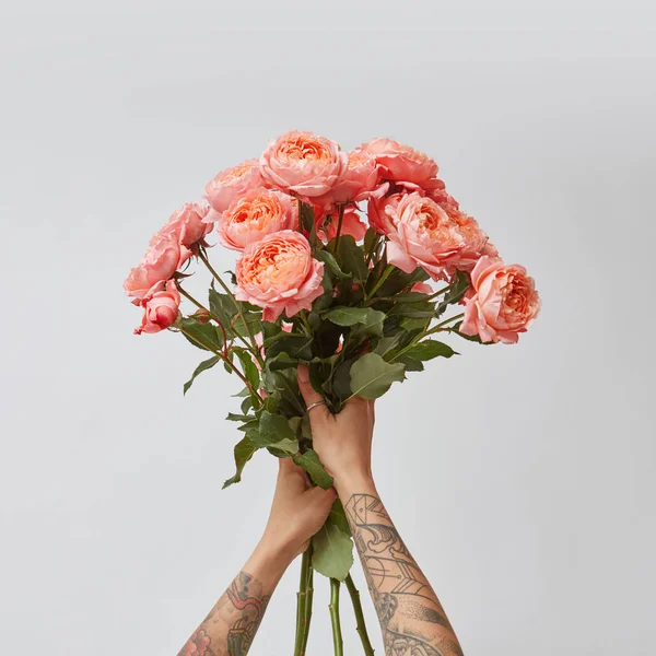 Beau Bouquet Roses Fraîches Dans Les Mains Femme Avec Tatoo — Photo