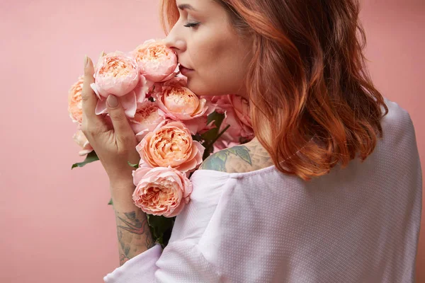 Hermosa Chica Con Flores Fragantes Sobre Fondo Color Moda Del —  Fotos de Stock