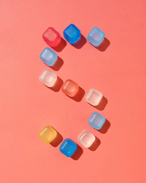 Kreatywny Wzór Numer Pięć Kolorowe Plastikowe Lodu Kostki Cieniami Tle — Zdjęcie stockowe