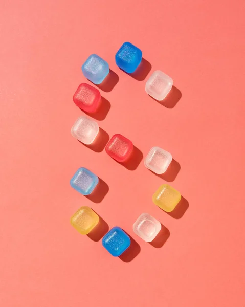 Figura Seis Padrão Cubos Gelo Plástico Colorido Com Sombras Fundo — Fotografia de Stock
