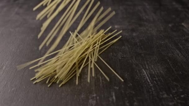 Hausgemachte Lange Italienische Spaghetti Auf Schwarzem Hintergrund — Stockvideo