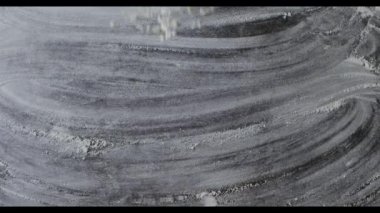 Tablo, hamur yoğurma için hazırlık düşüyor un yığını