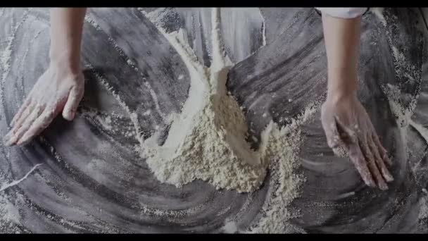 Mani Femminili Che Preparano Farina Sul Tavolo Impastando Pasta — Video Stock