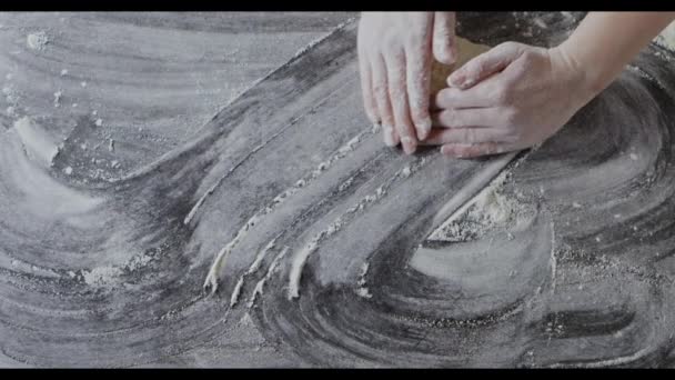 Γυναικεία Χέρια Που Ετοιμάζουν Αλεύρι Στο Τραπέζι Ζυμώνοντας Ζύμη — Αρχείο Βίντεο