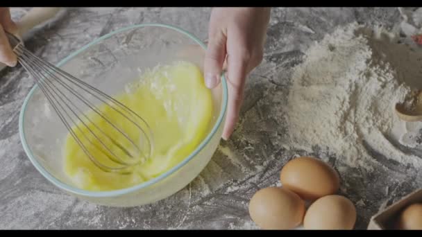 Kobieta Bicie Żółtka Trzepaczką Przygotowanie Ugniatania Ciasta — Wideo stockowe