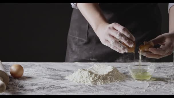 Kvinnliga Baker Kvinna Knåda Deg — Stockvideo