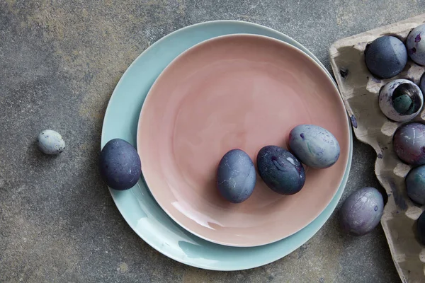 Dos Platos Con Huevos Pascua Teñidos Violeta Una Bandeja Papel —  Fotos de Stock