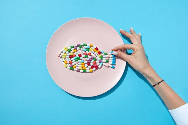 多くの別の薬と女性の手で白い皿の上に食べ物とサプリメント ダイエットの丸薬し コンセプトをダイエットのためのサプリメントします フラットを置く — ストック写真