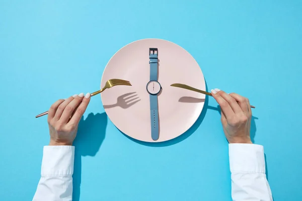 Jam Tangan Piring Putih Dengan Pita Biru Menunjukkan Pukul Enam — Stok Foto